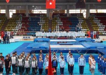 Bornova Belediyespor’lu oyuncular madalyaları kaptı