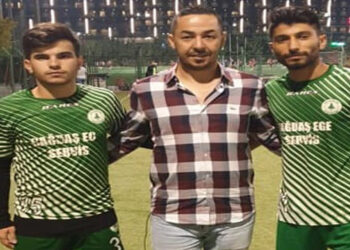 ÖZÇAMDİBİ’NDE EMRE VE KAAN İMZAYI ATTI