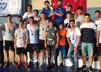 İZMİR BELEDİYESPOR GÜREŞ’TE ZİRVEYİ BIRAKMADI