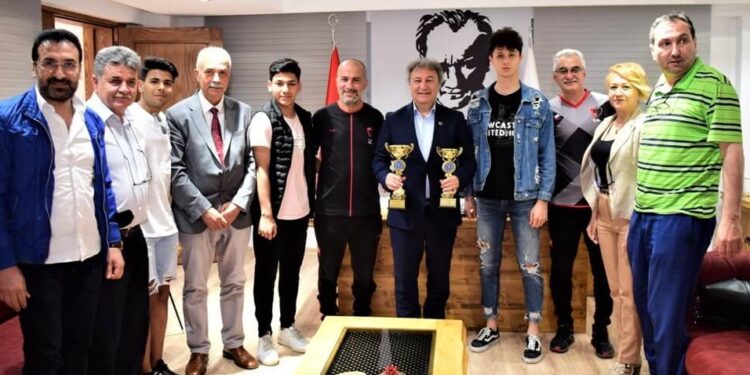 ŞAMPİYONLUK KUPASINI BAŞKAN İDUĞ’A GETİRDİLER