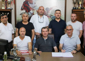 Bergama’da Adnan Büber, İmzayı Attı