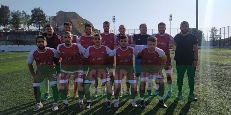 KARABAĞLAR YEŞİLYURT FK, ZİRVE YARIŞINI BIRAKMIYOR