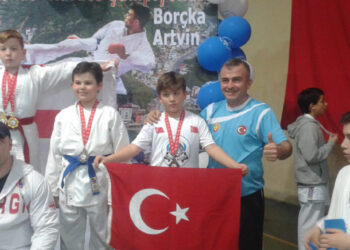 Foça’lı Minik Karateciden Çifte Gurur