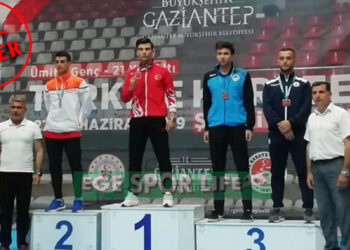 Hem Futbolda, Hem Karatede Şampiyonluk