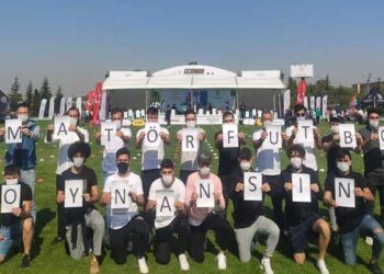 AMATÖR FUTBOLCULARDAN OTURMA EYLEMİ