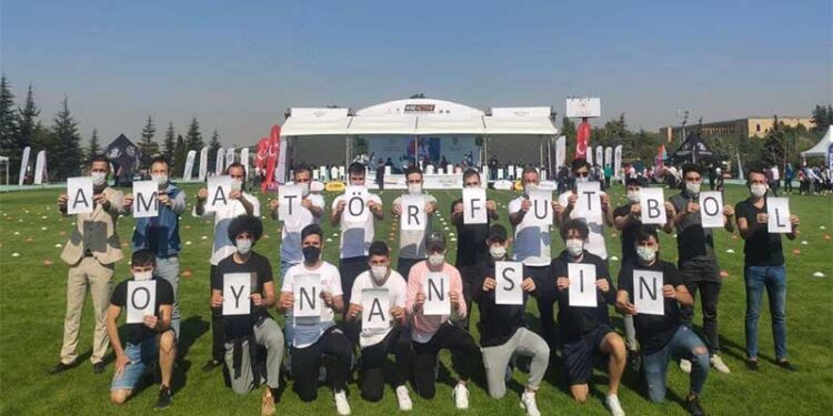 AMATÖR FUTBOLCULARDAN OTURMA EYLEMİ