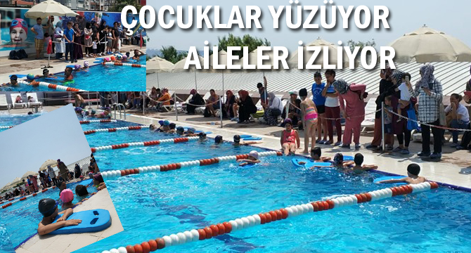 Çocuklar Yüzüyor Aileler İzliyor
