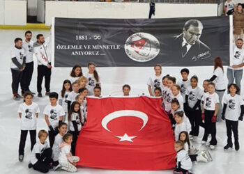 İZMİR BELEDİYESPOR BUZDA MADALYALARI TOPLADI