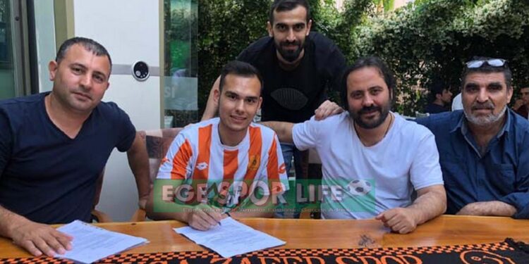 Buca Zafer, Enes’e de İmzayı Attırdı