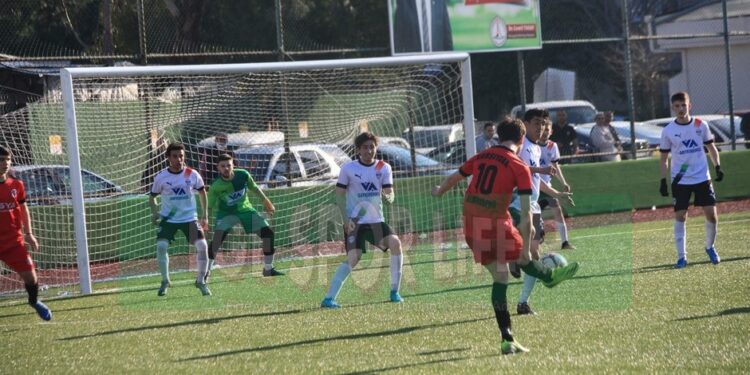 KARŞIYAKA YALISPOR 3 PUANI 4 GOLLE ALDI