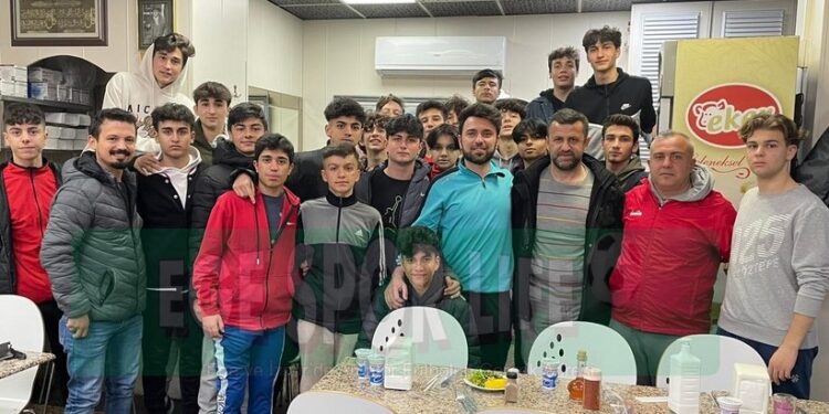 İZMİR ÜÇYOL GENÇLİK U16 TAKIMINA ŞAMPİYONLUK YEMEĞİ
