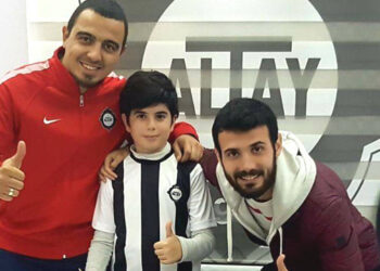 ÖNCE GOLÜNÜ ATTI; SONRA KARDEŞİNİ FUTBOLA BAŞLATTI