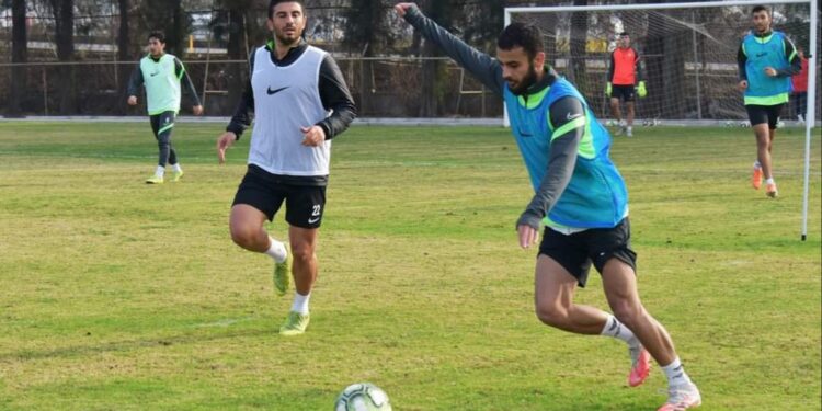 ALİAĞA FK, ANTRENMANLARINA ARA VERMİYOR
