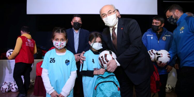 KARABAĞLAR AMATÖR FUTBOL KULÜPLERİNE MALZEME DESTEĞİ