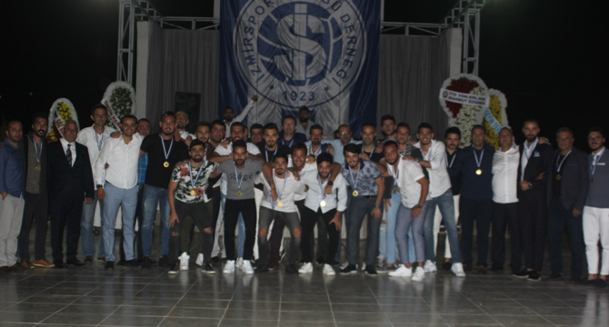 İzmirspor Şampiyonluğu Görkemli Kutladı