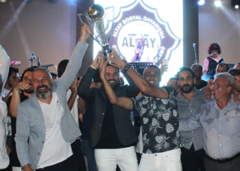 ŞAMPİYONLARIN GECESİ İZMİR’İ AYDINLATTI