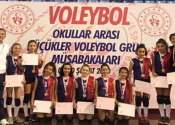 URLALI VOLEYBOLCULAR YARI FİNALDE