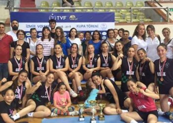 Bornova Belediye’nin Genç Sultanları Kupasını aldı