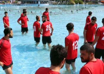 Futbolculardan Görülmemiş Su Protestosu
