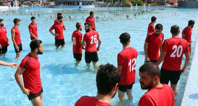 Futbolculardan Görülmemiş Su Protestosu