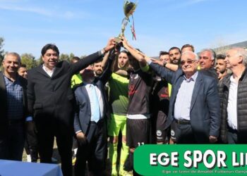 ŞAMPİYON FOÇA TARAFTARI İLE KUCAKLAŞTI