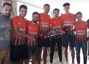 Dikili Belediyespor 6 Oyuncuya İmza Attırdı