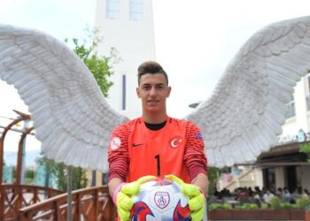 ALTINORDU’LU BERKE ÖZER DÜNYA’NIN ZİRVESİNDE
