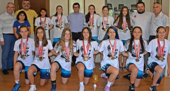 BASKETBOLUN ŞAMPİYON KIZLARI BAŞARIYA DOYMUYOR