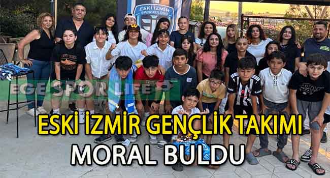 ESKİ İZMİR GENÇLİK KADIN FUTBOL TAKIMI SEZONU EĞLENEREK TAMAMLADI